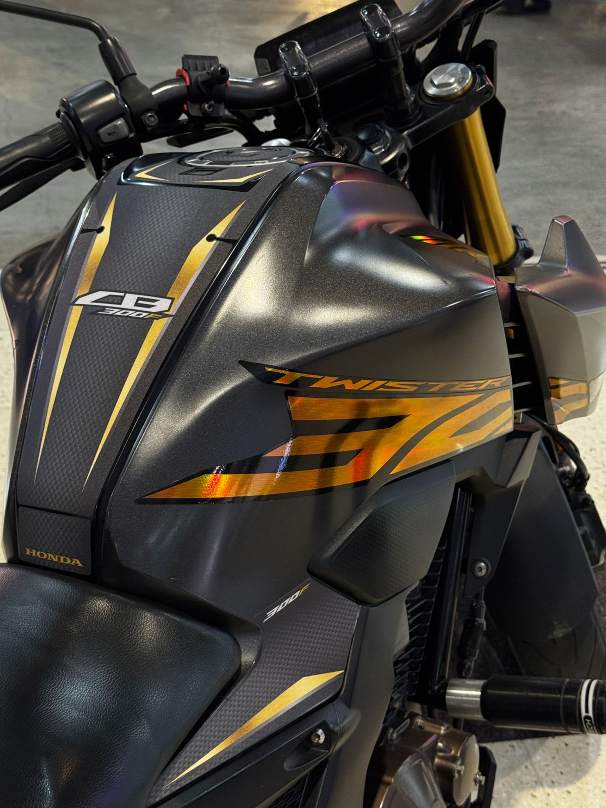 PERSONALIZADO CB TWISTER 300F Y PROTECTOR DE TANQUE