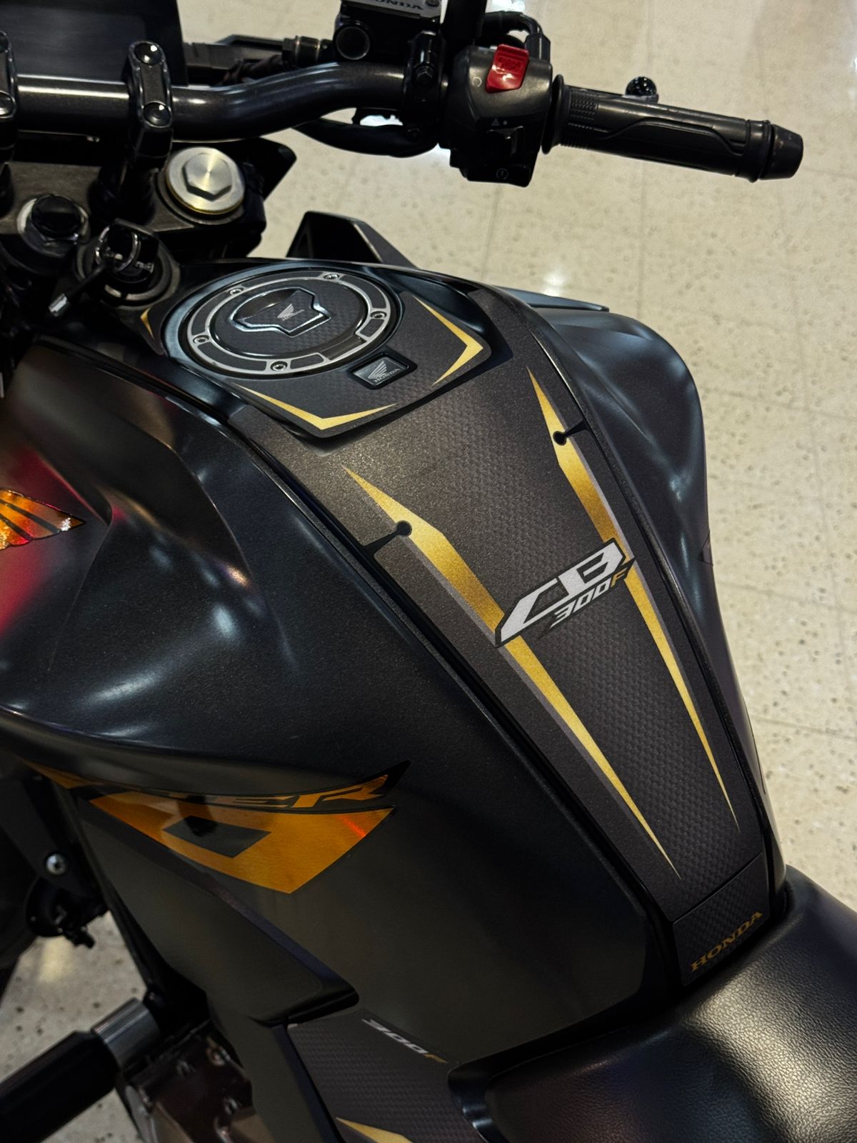 PROTECTOR TAPA TANQUE CB300