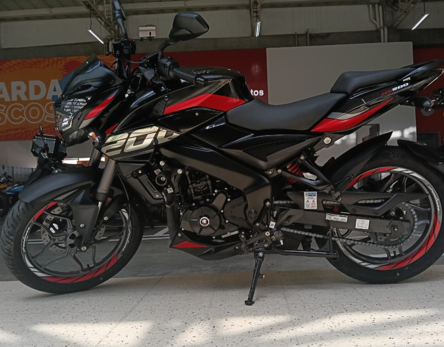 CALCAS PULSAR NS FI 200 PLATEADO