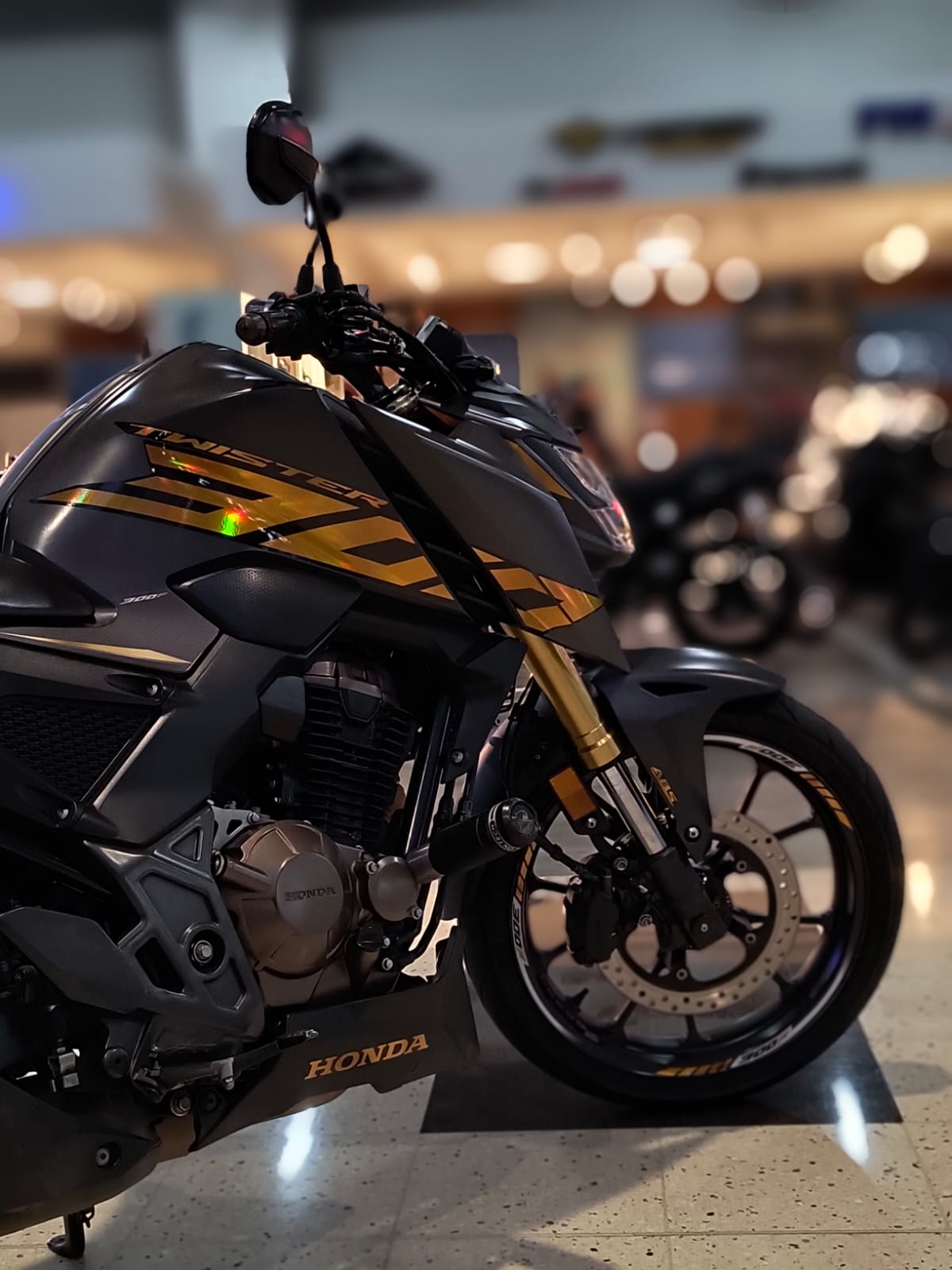PERSONALIZADO CB TWISTER 300F Y PROTECTOR DE TANQUE