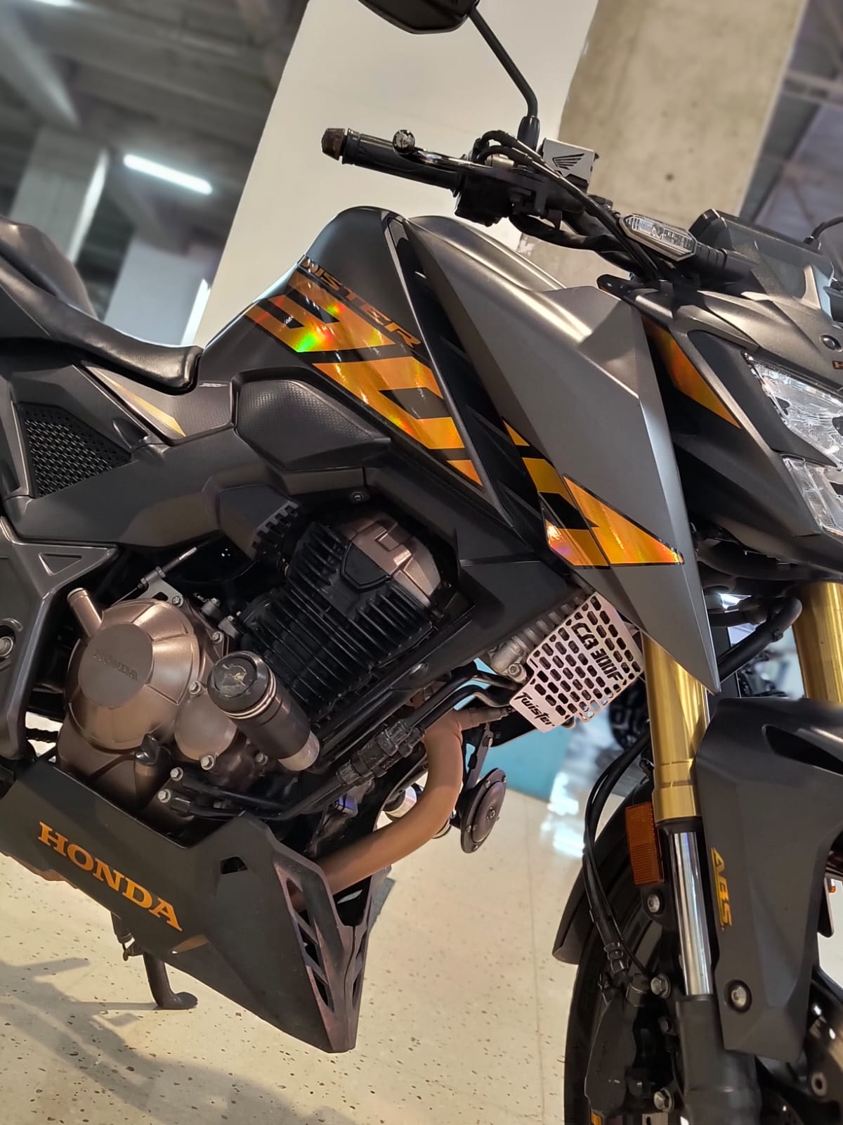 PERSONALIZADO CB TWISTER 300F Y PROTECTOR DE TANQUE